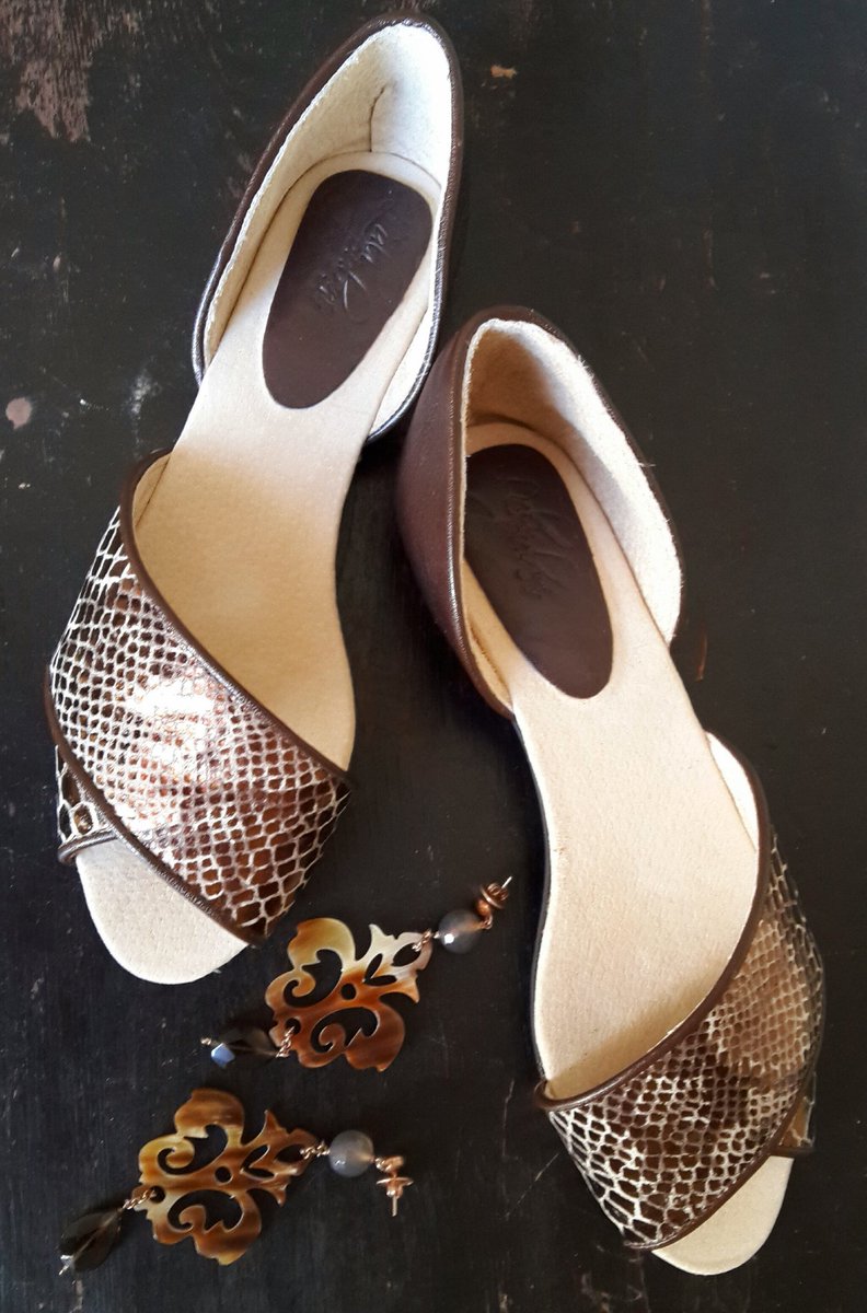 lulipulani's tweet photo. Fresh new beauties! #limitededition #shoes #buylocal #lovezabuyza #leather #leathershoes #handmade #sandals #peeptoe https://t.co/04CNyD2kzt