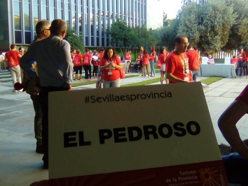 SinlyFriend's tweet photo. #Sevillaesprovincia  @Sevilla_Turismo todos los participantes listos ahora foto grupal https://t.co/CYAiBTTDNn