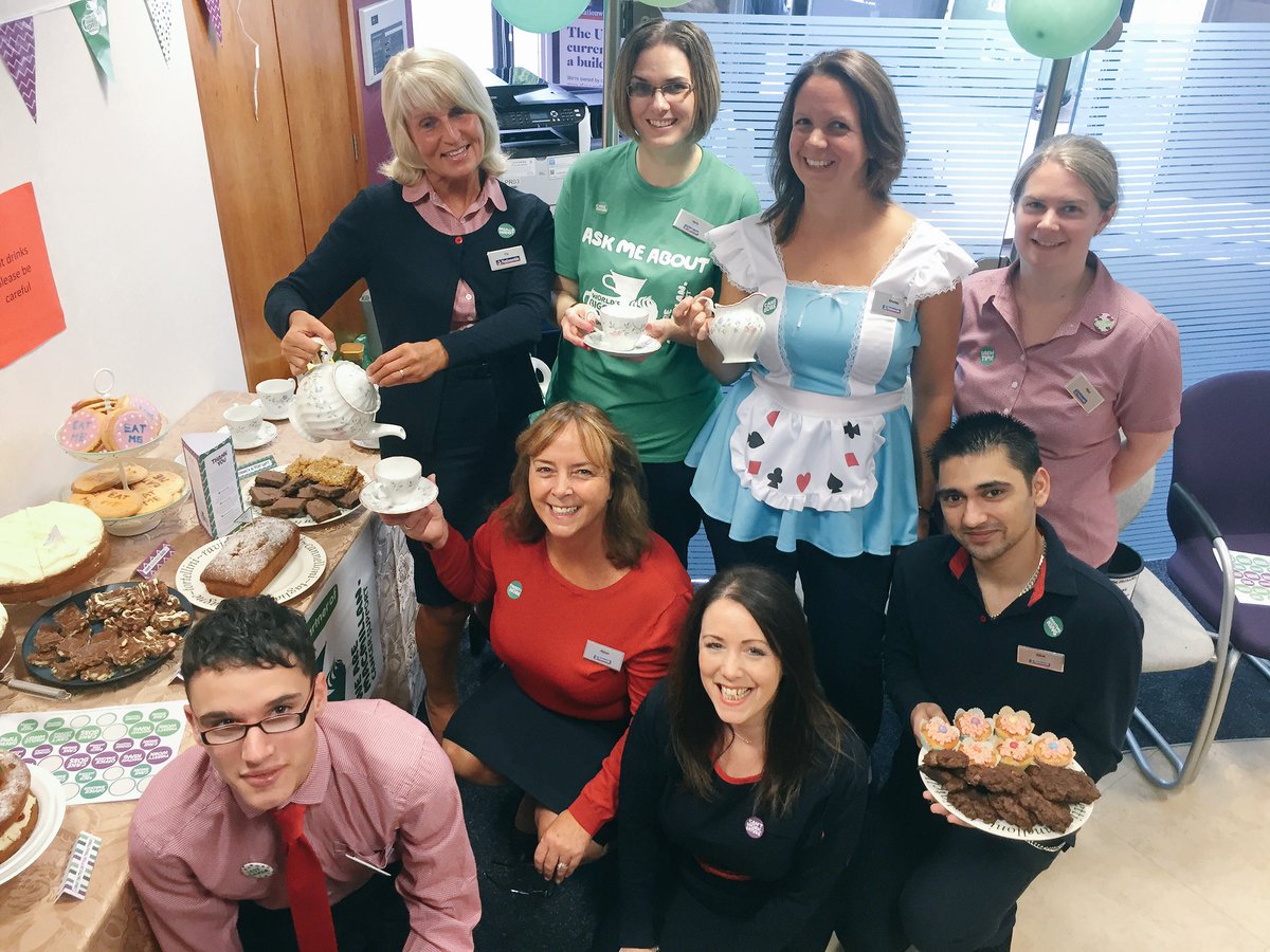 Favalli05's tweet photo. Coffee morning capers in sunny #Witney with these beauts! ☕️@pia_sullivan @AlysonJohnsto16 @NBSSandR #MacmillanCoffeeMorning #BestBunsInTown https://t.co/kX0hKPQ900