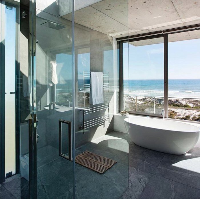 Objektmag's tweet photo. There's not much better than an exquisite bathroom with a breathtaking, uniterrupted sea view. PIC | @roomfantasies 
#interiordesign #view https://t.co/BMS9N0vcTh