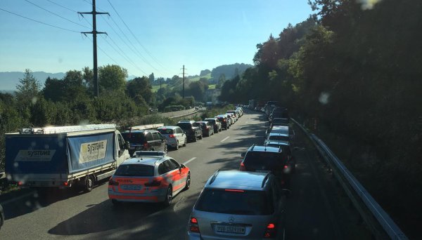 AsatothAbaddon's tweet photo. Freunde, SO geht #rettungsgasse! https://t.co/8cOxvkUUpS