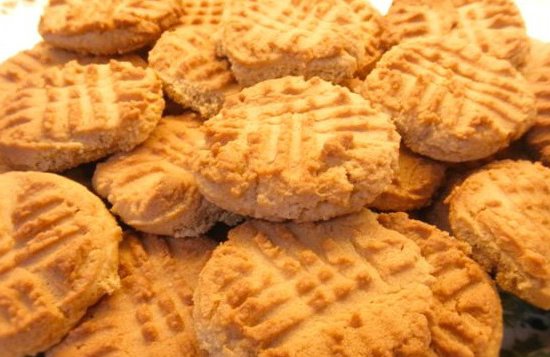 NittyGritsWords's tweet photo. WOTD #Peanut butter #cookie  Dry and crumbly, or gooey and chewy, a classic treat with a glass of milk.  https://t.co/OEgZxwgTk3 https://t.co/Yr9jj62P52
