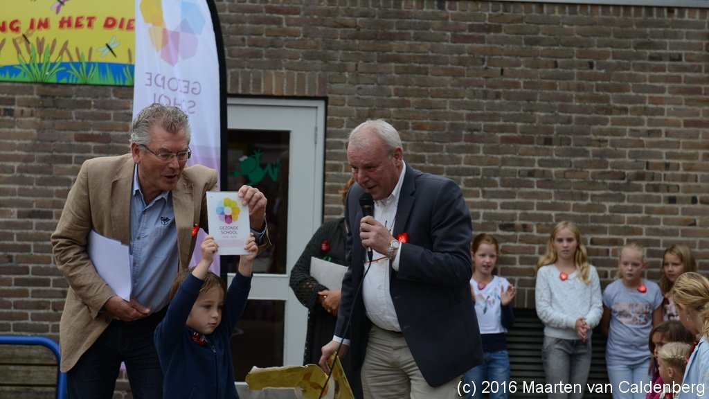 Maar liefst vier certificaten #degezondeschool mocht @JosvanSon op <a href="/kctVen/">kctVen</a> #rosmalen uitreiken ow.ly/8HgI304Ibxo