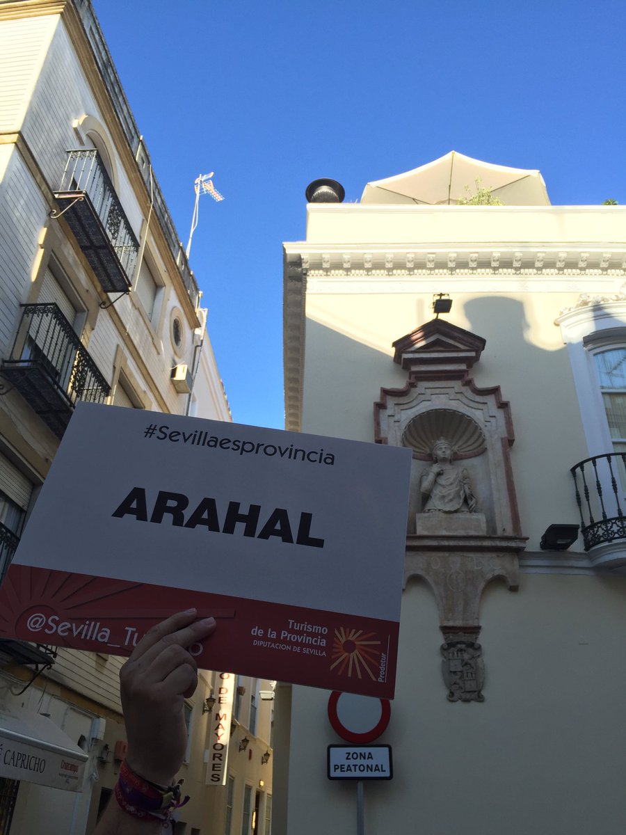 #Sevillaesprovincia #Arahal <a href="/Sevilla_Turismo/">Turismo Provincia Sevilla</a> Arahal ante un monumento
