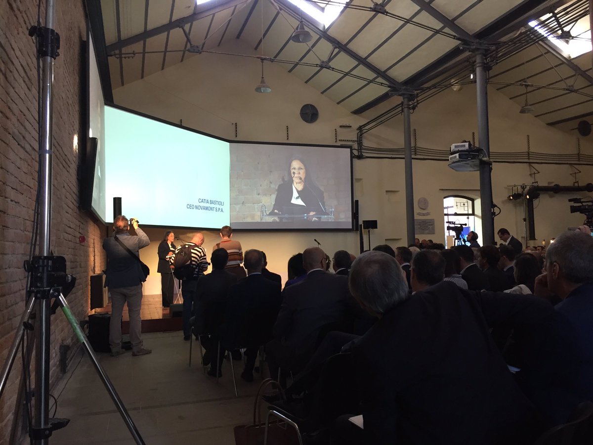 lanzigiuseppe's tweet photo. Catia @bastioli di @Novamont apre convegno Riconnettere economia e società attraverso l'innovazione #MaterBiotech #rigenerazioneterritoriale https://t.co/OXSlZP3WYZ