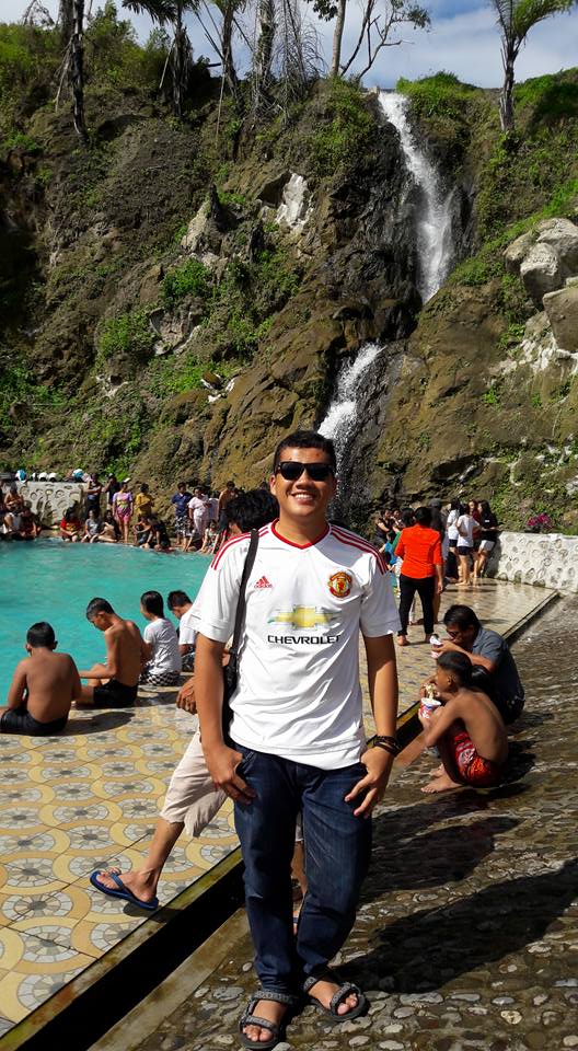 Senyuman melambangkan kepercayaan diri, keramahan, dan memberi kesan bahwa anda adalah orang yang disukai :)