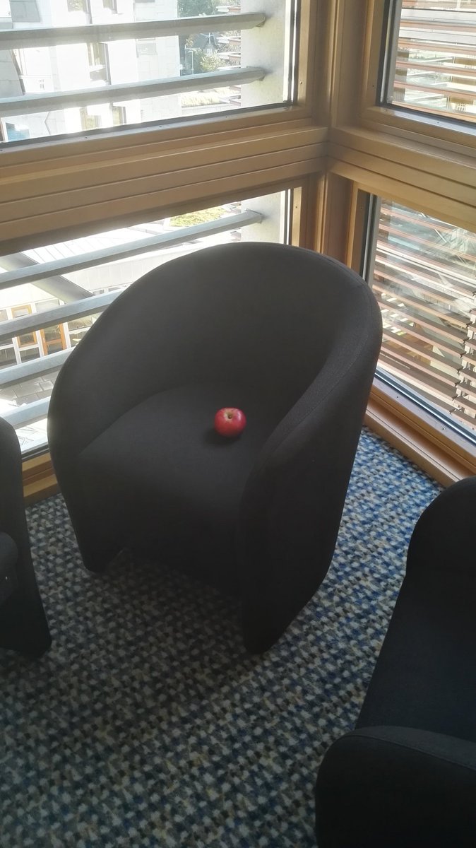 leniallmacd's tweet photo. Ceci ce n' est pas une pomme #chairchronicles https://t.co/d6sqK70aGT