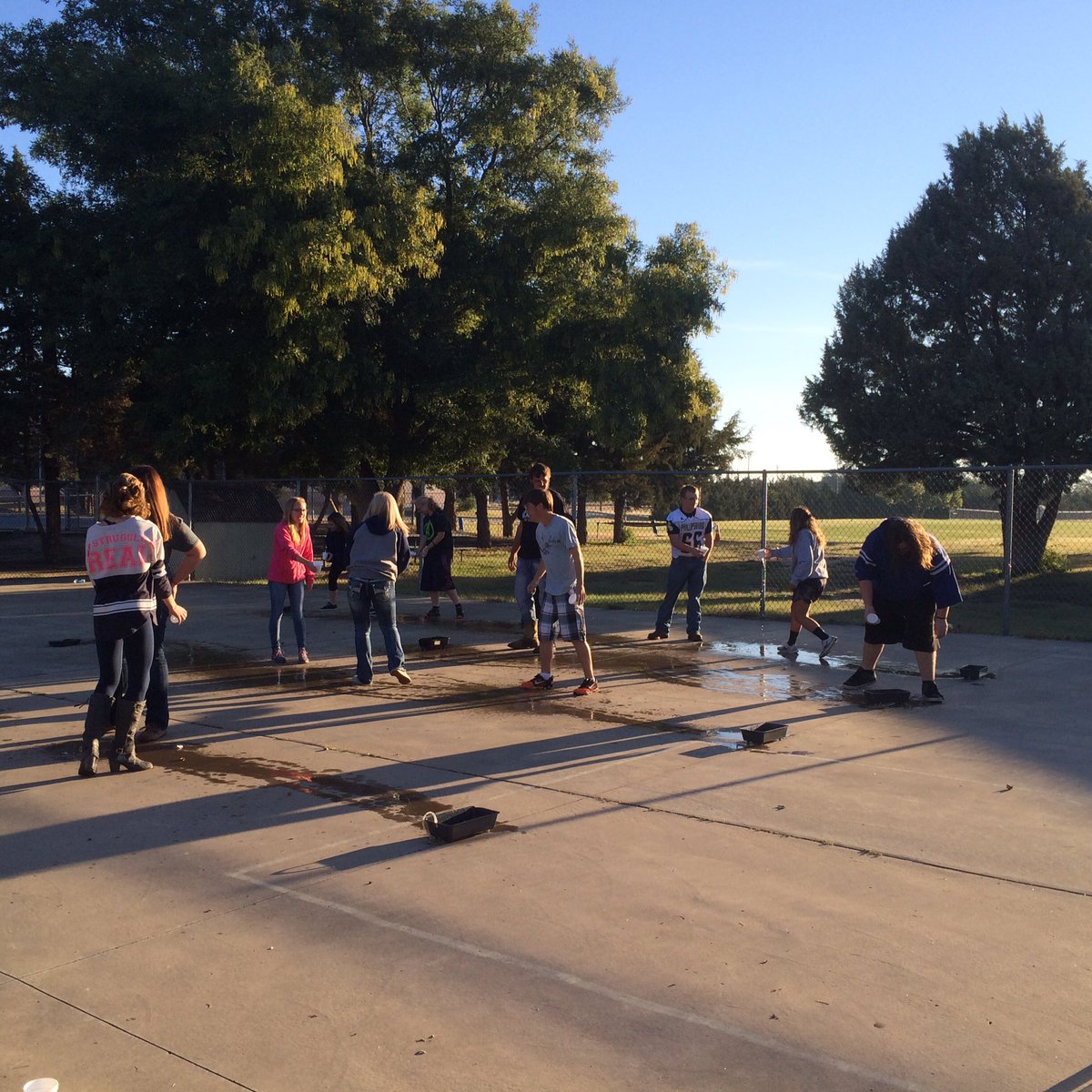 suchsland325's tweet photo. Our version of a bucket brigade! #trophiclevels #energytransfer #PHSEnviro https://t.co/YZH2kcF4iz