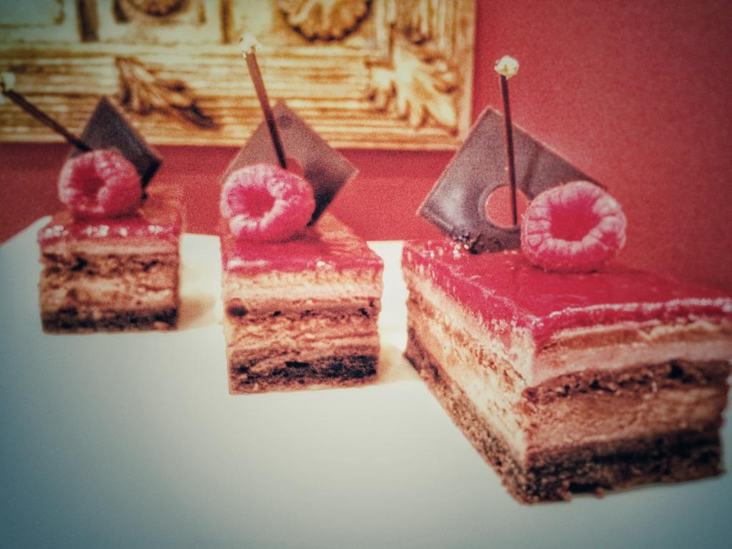 grandebretagne's tweet photo. Where can you get this dessert? Click here--> https://t.co/ITiOlPor2f 🍓 #SweetArrival #ArnaudLarherInAthens #SpgCravings https://t.co/8ANY5f5CoB