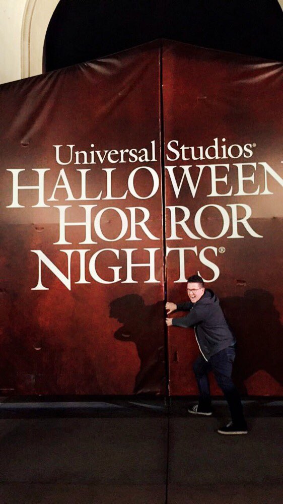 Justin_Martin23's tweet photo. My other half comes out during Halloween @HorrorNights #creepyshadow https://t.co/ucSGzuV7lf