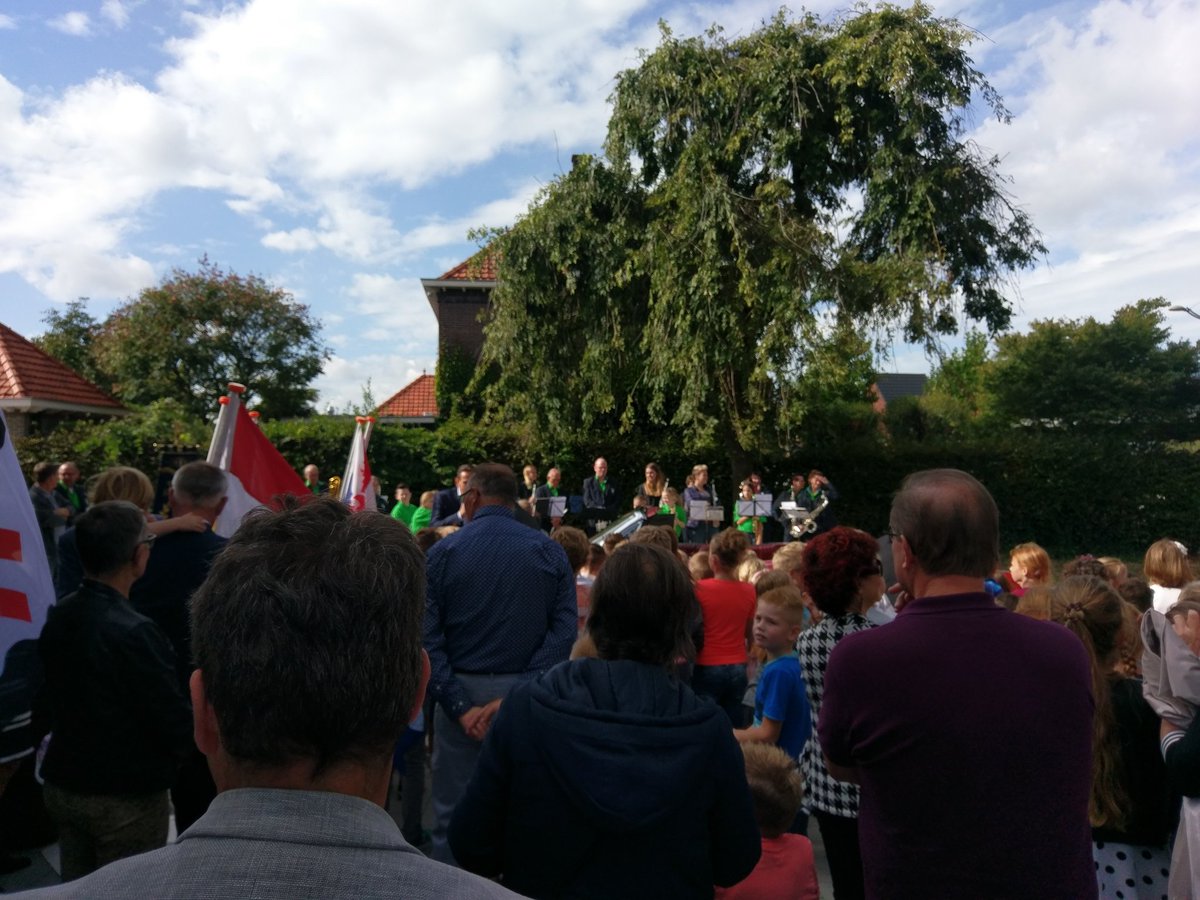 RogerGielen's tweet photo. Zojuist bij de opening van de nieuwe school in Beringe geweest! Mooi, funtioneel gebouw en veel dolenthousiaste kinderen! https://t.co/dkyZaSsiyN