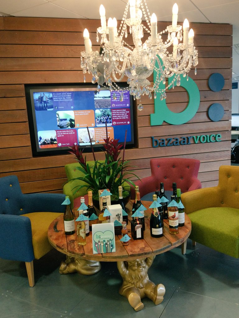 jlee_unique's tweet photo. Bottles raffle in London @Bazaarvoice for #bgenerousweek raising funds for @SSChospices #LiveBV #OTOD #HeartForCommunity #bgenerousweek https://t.co/NaNiFcuBfw