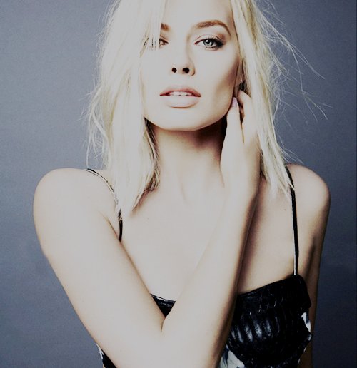 RT — Scarlett Johansson.

FAV — Margot Robbie.