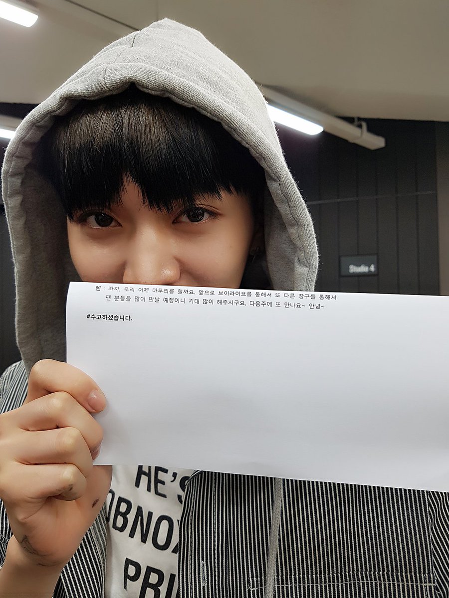 NUESTNEWS's tweet photo. [NU'PAPA] 대본에 충실한 렌님
#죄송해요 #다음엔_대본_준비_안할께요 https://t.co/bTLraBbWDt