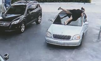 Man accused of robbing and running over woman linked to child abduction. bit.ly/2dwNMza https://t.co/Hy9PXAzRMi