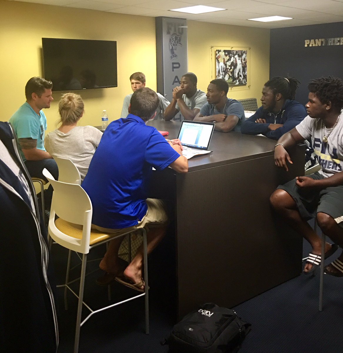 Enjoying story hour w/ this great group of guys! THX @EasyMoney_87 @McgoughAlex @A1GARDNER @ton4_jones & #Treyvon 🏈