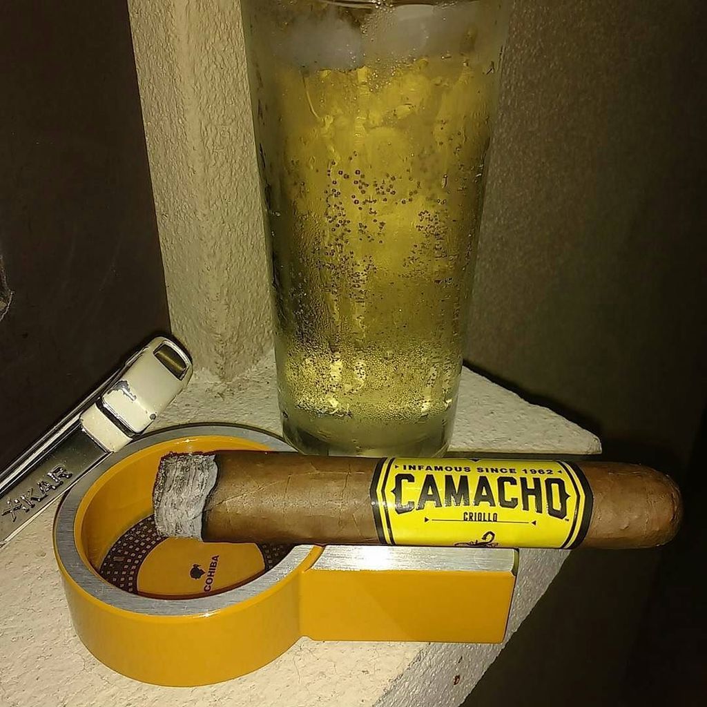 FamousSmokeShop's tweet photo. Photo by @alanyedra -  Camacho Criollo &amp; Ron Matusalem Gran Reserva #camachocigars #camach… https://t.co/ltBjGXEgIo https://t.co/isKajIiZhv