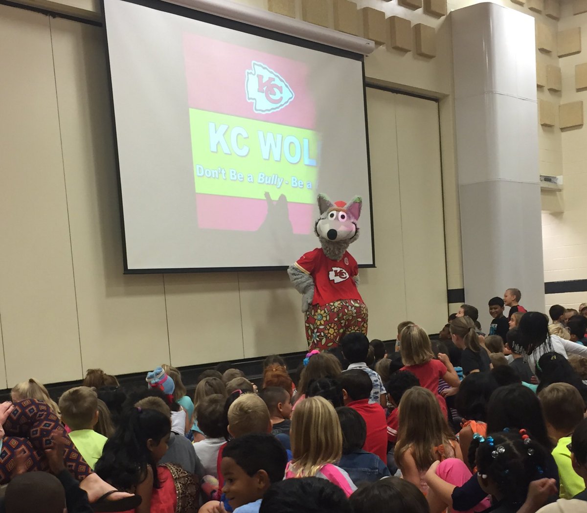 middleMIZE's tweet photo. It's always fun when KC Wolf comes to school! #VPE #StopBullying https://t.co/IVXT4AcWb6