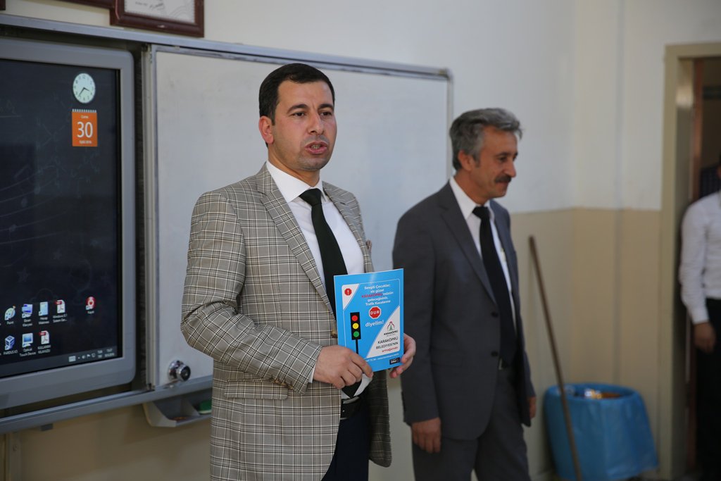 100. yıl ilkokulumuzda öğrencilerimize trafik kurallarını anlatan kitapçık dağıttık. Trafik kurallarına uymak, yaşama sımsıkı sarılmaktır...