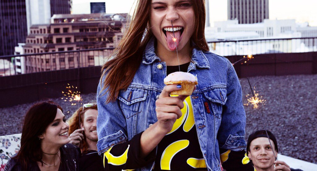 Its Friday 🎉🍸Cape Town is showing off ☀️ <a href="/alexasinger/">alex singer</a> making us feel festive with this shot with <a href="/anyabruwer/">Anya Bruwer</a> 💦☀️