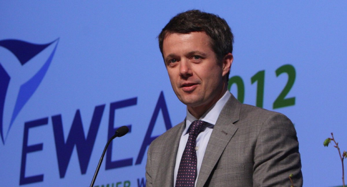 Crown Prince Frederik of Denmark will visit Harvard and dine with @CharlieBakerMA today