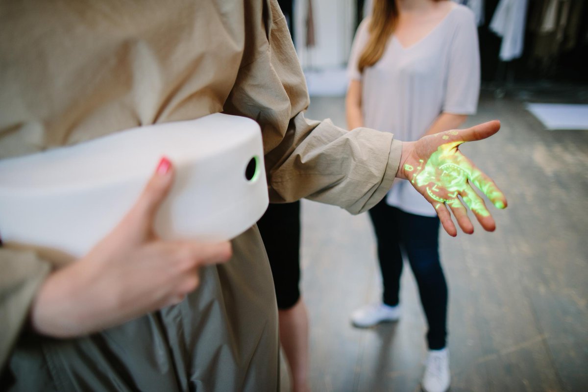 Intel_Spain's tweet photo. Nos encontramos a la cabeza de la convergencia entre moda y tecnología: conectamos a la gente con su entorno. #PFW #ChalayanxIntel https://t.co/PTNPpNCLam