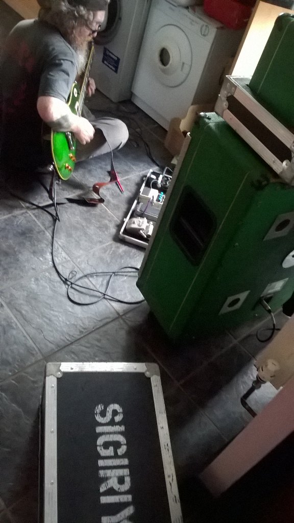 _sigiriya_'s tweet image. Everything's gone green! #matamp @Matamp #rig trying out the octaver #fridayrock #heavy #metal