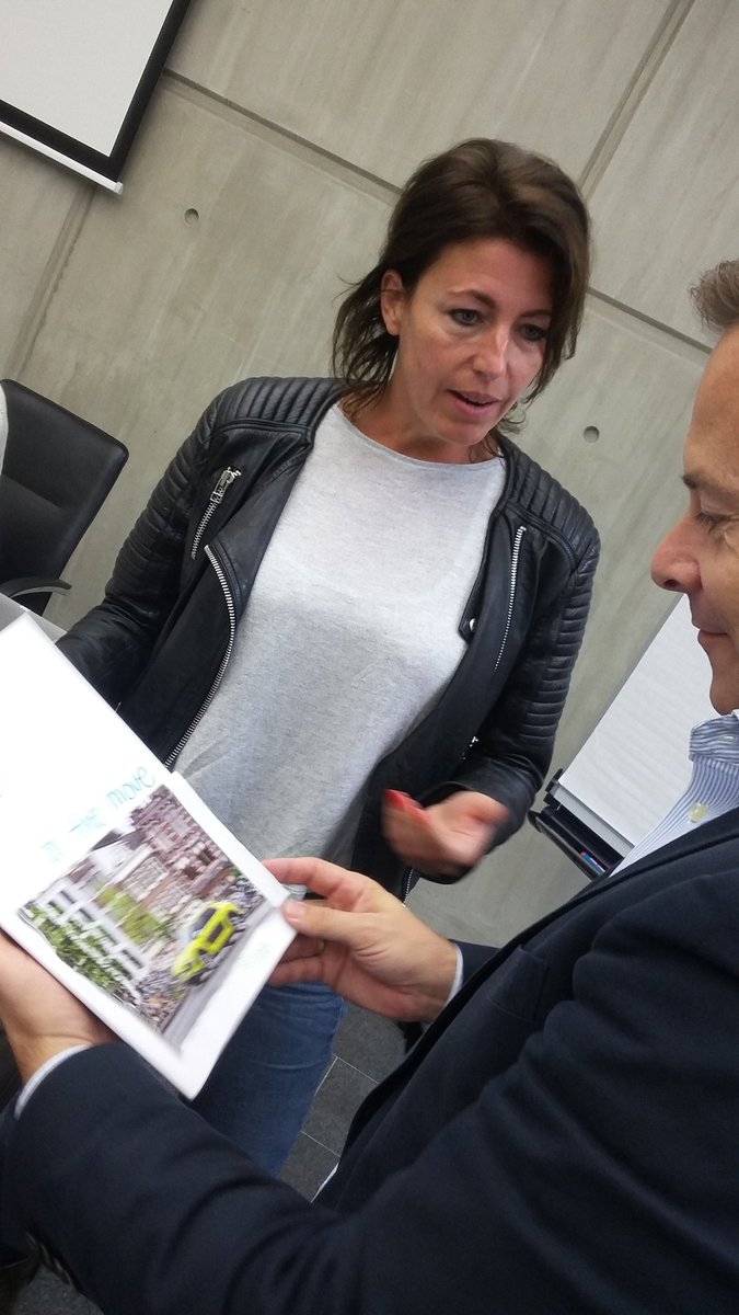 ATolletje's tweet photo. Met @suzanvdweij  en medewerkers @RijksvastgoedNL aan de slag over de vraag welk magazineconcept zich leent voor jaarplan 2017 https://t.co/o6XrOlPQnP