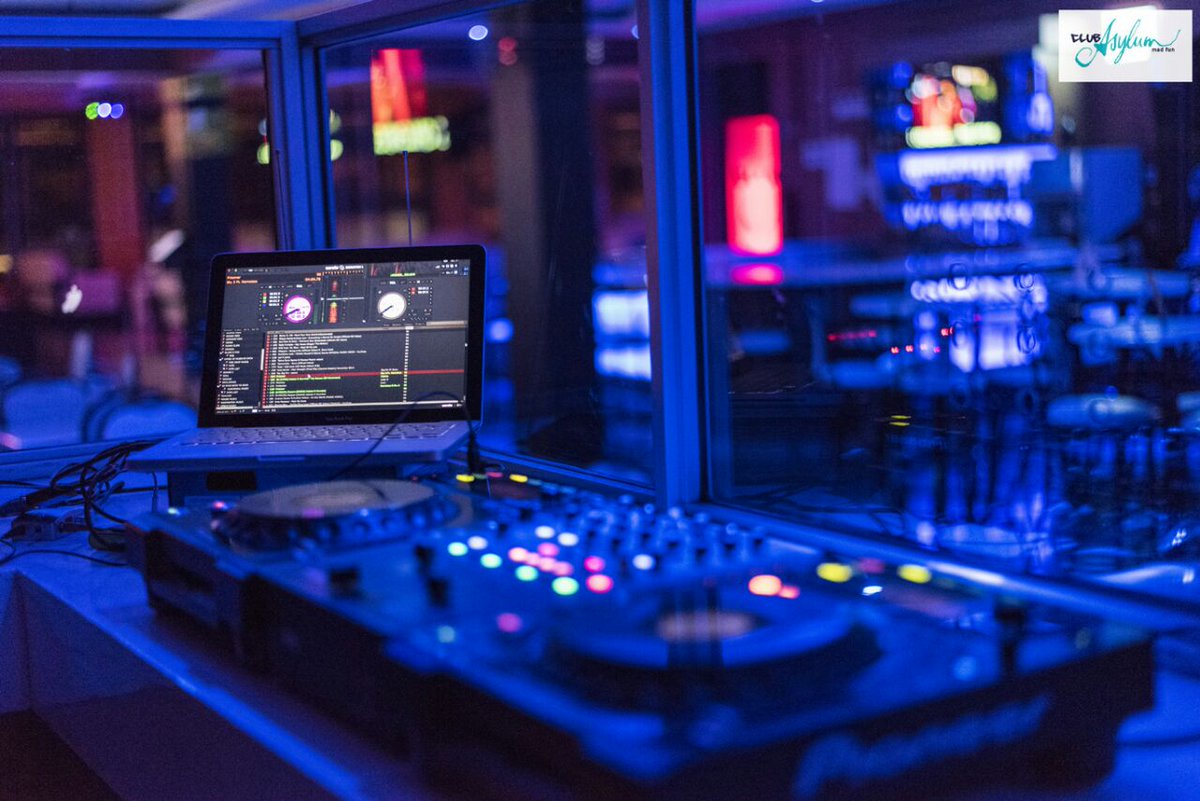ClubAsylumKenya's tweet photo. #ThirstyThursdays @cremedj was serving it up #ClubAsylum #MadFunAlways https://t.co/wqGv2nnoiF