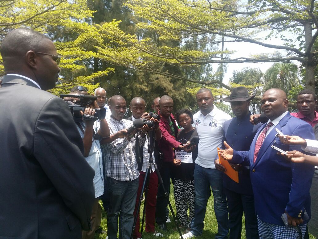 JonathanVbr's tweet photo. #RDC: les notables du Nord Kivu viennent de déposer le memo contre les sud soudanais à @julienpalukucom. https://t.co/BFd7FLWlDy