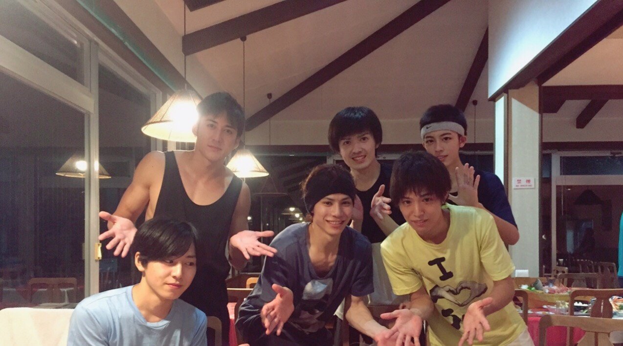 二葉 要 弟 テニミュで恒例のテニス合宿に行ってきました きついとは噂に聞いていましたが 想像以上にキツかったです でも この合宿のおかげでより六角メンバーとも団結力が高まったし 青学メンバーとも親交が深まったし最高の合宿でした T