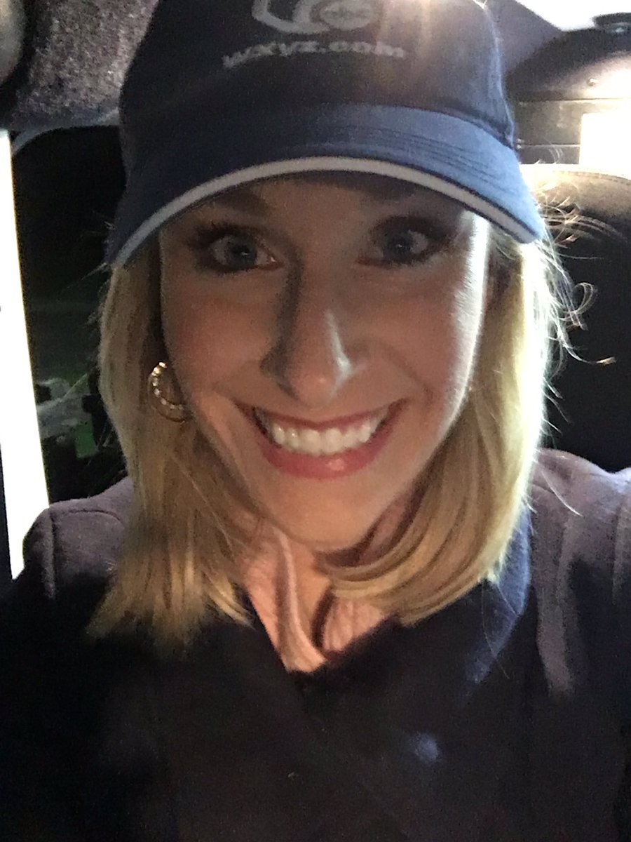 Goood morning!! It's windy & rainy this AM w/ more to come ️️earlyrisers floodwarning