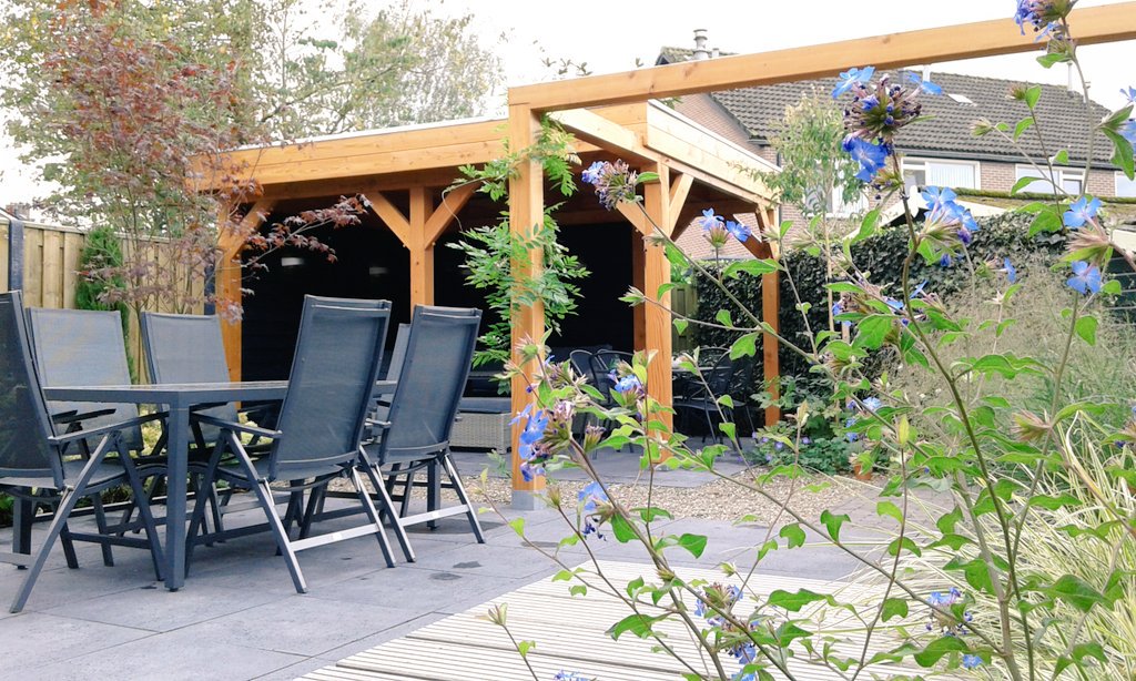 tMulligen's tweet photo. Recent opgeleverd project in Elburg! Heerlijke plek om te genieten van groen icm comfort! @Trendhout @BuiterBeton #tuinaanleg #tuinontwerp https://t.co/TaqGNFM7nu