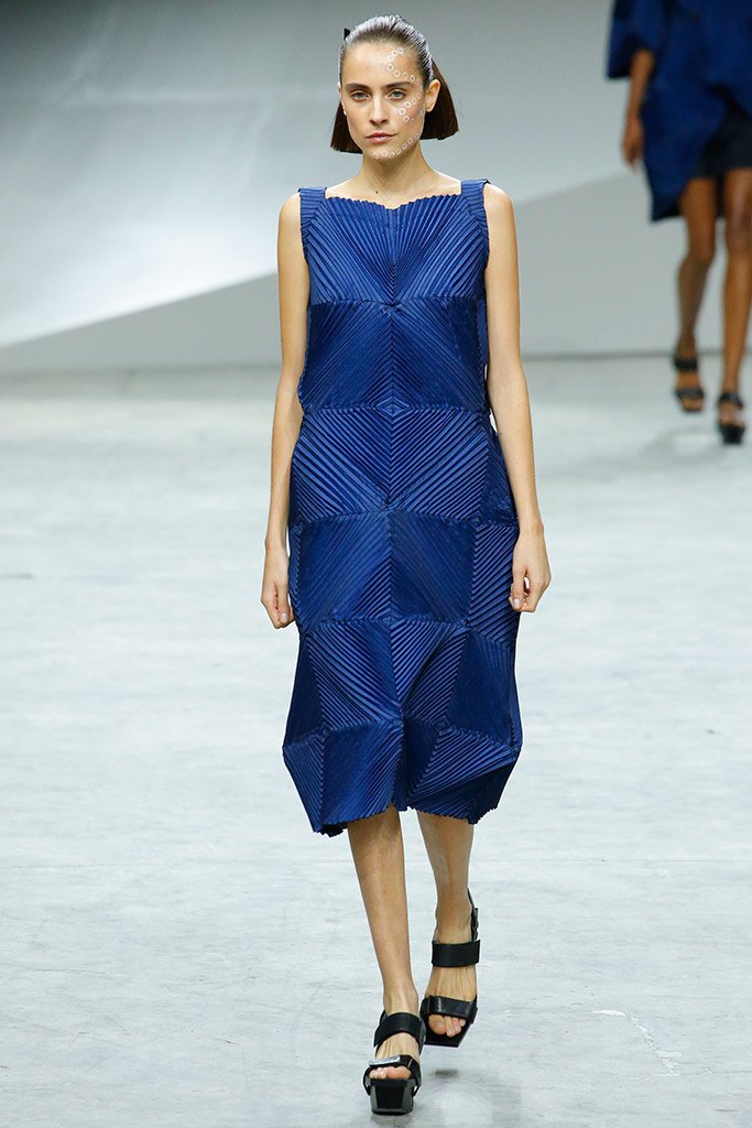 revista_luz's tweet photo. #Moda | Plisados perfectos en la pasarela de #IsseyMiyake durante la Semana de la Moda de Paris. #pleats #plissage #plisados #PleatsPlease https://t.co/Jre5VGclkG