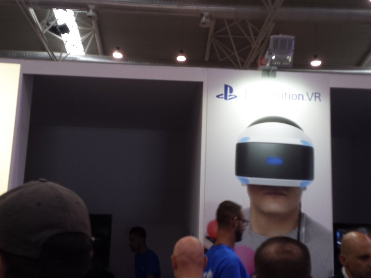 Bambinoboom's tweet photo. In file per provare il #playstatiovr @fabiosnk81 https://t.co/fpXvKp8hR0