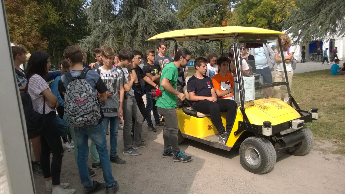 TrigalTwit's tweet photo. Take a picture with us and tag it with #usad01 like our friends of IIS "Mendel" Villa Cortese! @meetme2night @unimib https://t.co/wGMqOecBkx