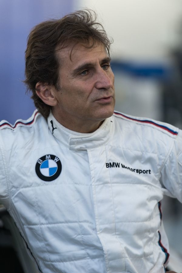 BMWItalia's tweet photo. Al @mugellocircuit tornerà a gareggiare in pista il grande @lxznr, per la prima volta al volante della BMW M6 GT3. https://t.co/NiQRhEMOEc https://t.co/6dYh2RVFQp