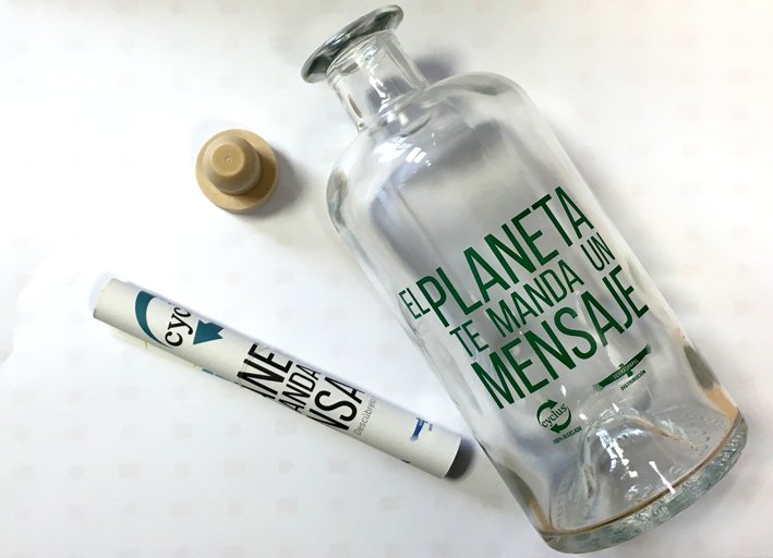 SomosHello's tweet photo. "Detalles q hacen Marca" @TorraspapelDist 
Nosotros ya le hemos buscado función a botella: #LasVitaminasHello
Léelo: https://t.co/rcSLKF9mfR https://t.co/jtF3OVSfcw
