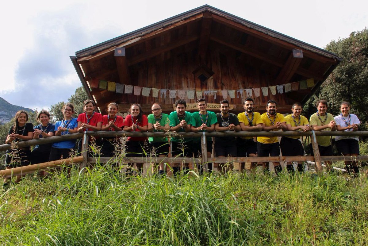 agescivr3's tweet photo. E dopo una bella uscita, la #comunitacapi è pronta per il nuovo anno #scout!
#comunità #strada #servizio #cisiamo!
https://t.co/gMtzuQRz5p https://t.co/p2OJhzzQdD
