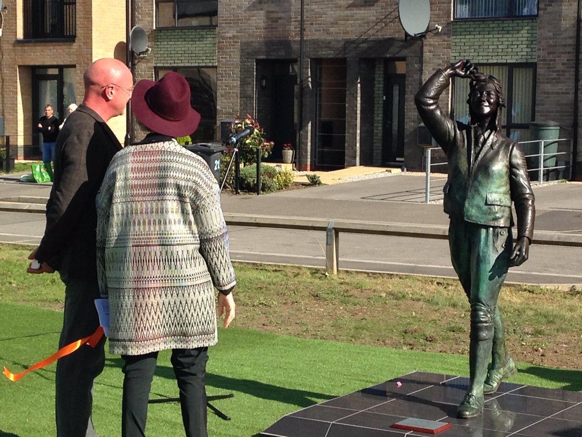 FreedomFestHull's tweet image. Here she is! Hulls new #AmyJohnson statue standing proud. Unveiled by another great Hull lady, Maureen Lipman. Well done @amy_festival!