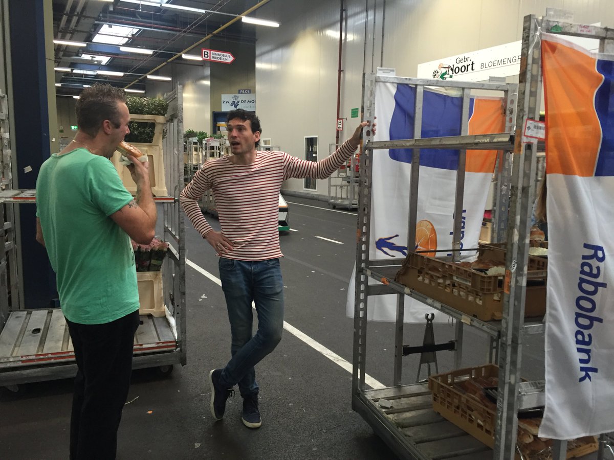 Vanmorgen namens @RaboLeidenKatw broodjes haring uitgedeeld op de veiling in Rijnsburg! Mede door <a href="/ouwehandvis/">Sea You Fish Bites</a> en <a href="/BakkervanMaanen/">BAKKER VAN MAANEN</a>.