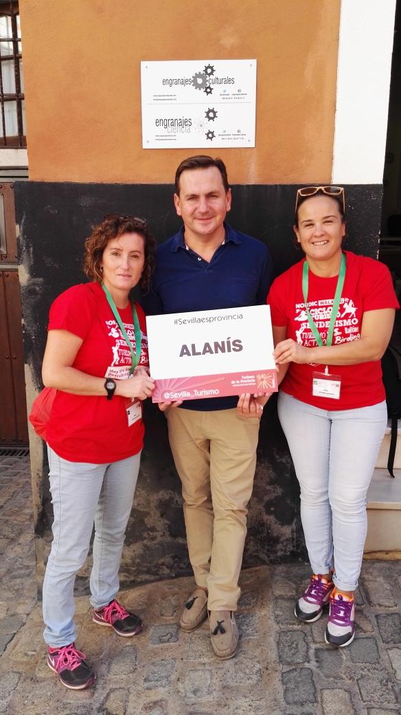 AytoAlanis's tweet photo. Con un personaje típico de nuestra localidad, embajador de nuestro pueblo #Sevillaesprovincia @Sevilla_Turismo https://t.co/yE9ok6FNu3