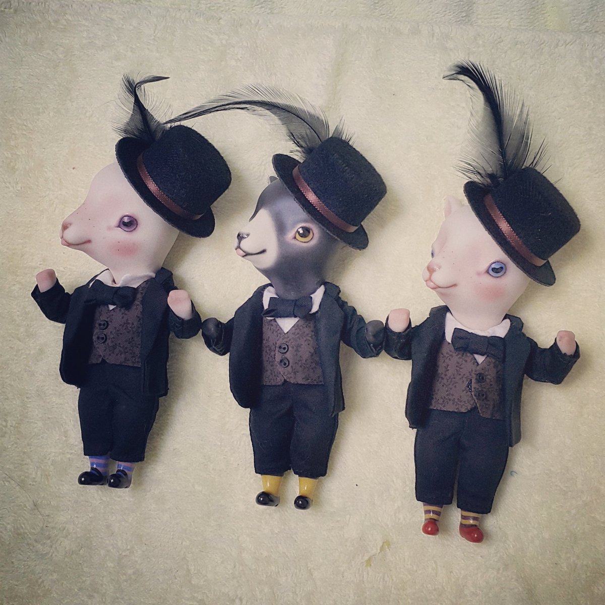 ljydoll's tweet photo. Merong in a suit😍
메롱 신사분들😍
#handcraft #doll #leledoll #bisque #bisquedoll #merong #sheepdoll #lambdoll #suit #인형 #렐레돌 #비스크돌 #메롱양 #양인형 https://t.co/wdYIw9plsy