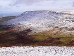 The #BreconBeacons beacons are stunning in the winter &amp; you can return to a cosy fireside 🍷wwwbreconbeaconscottage.com