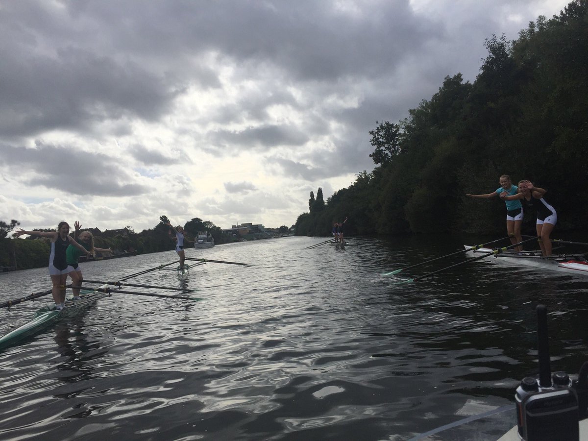 SurbitonRowing's tweet photo. J14 Squad making the most of the sunshine and flat water at the start of this year ☀️🚣🏼 #SHSBC @SHSBlades @SportsSHS https://t.co/IAz1kf8nfz