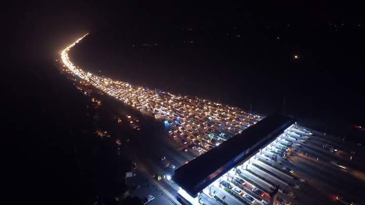Wasim_wazir's tweet photo. Just crossed this roll plaza 15 minutes ago. Its wonderful to be part of this caravan #شیر_کا_شکاری_رائیونڈ_آیا https://t.co/dNn7yZFkIH