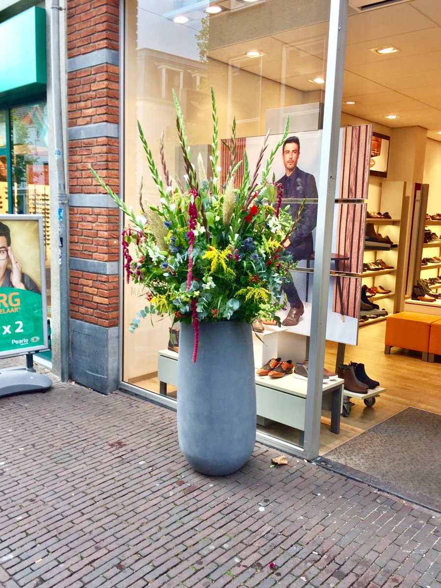 plantenman's tweet image. U kent ons van de zijde bloemen. Liever verse bloemen? Vandaag deze geweldige bloemstukken geleverd van ruim 2meter hoog!