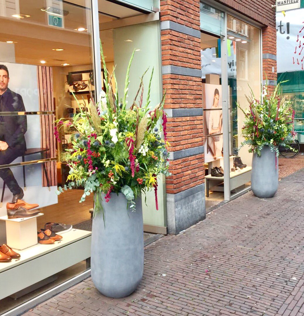 plantenman's tweet image. U kent ons van de zijde bloemen. Liever verse bloemen? Vandaag deze geweldige bloemstukken geleverd van ruim 2meter hoog!