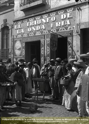 cultura_mx's tweet photo. ¡Buenos días!
Alrededor de 1910 así lucía la pulquería "El triunfo de la onda fría", el inmueble permanece en la calle de Aranda en #CDMX https://t.co/OlNJ8gZi3g