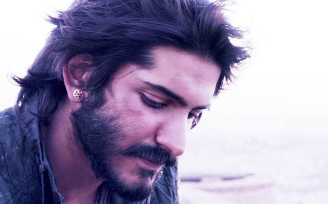 BuzzingTracks's tweet photo. #BuzzingNew - @HarshKapoor_ 's hearing affected by #Mirzya's climax shoot https://t.co/biILRD9gDb